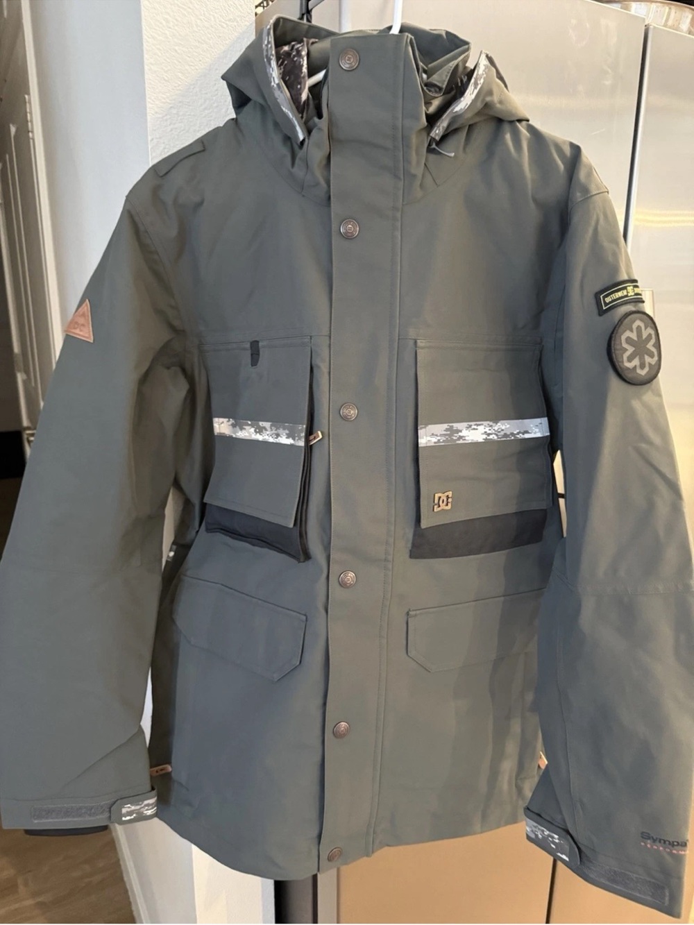 Brand New DC Men’s Snowboard Jacket Size Small Gray